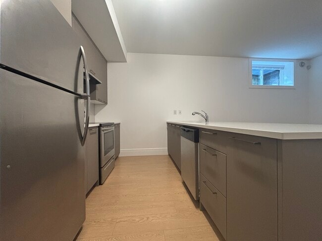 Building Photo - 7761 Kerrywood Cres