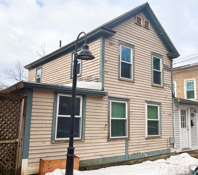 Building Photo - 122 Main St