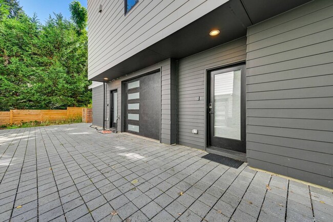 Foto del edificio - Modern Luxury Townhome Near Lake Washington