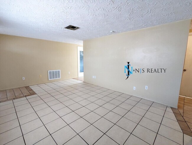 Foto del edificio - PRICE REDUCED 2/1/1 1000 Sq. Ft. with tile...
