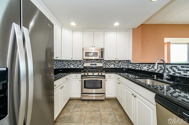 Building Photo - 358 Rector St