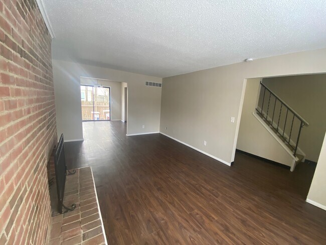 Building Photo - 144 Stornoway Dr E