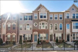 Building Photo - 2724 Downing Ln