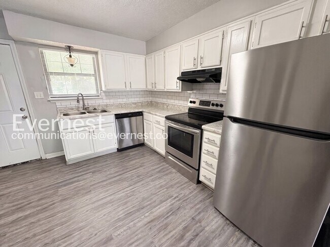 Building Photo - 1800 Labette Manor Dr