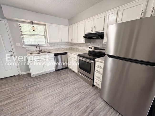 Foto del edificio - 1800 Labette Manor Dr