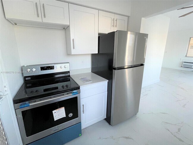 Foto del edificio - 6895 Byron Ave