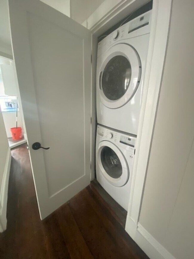 Building Photo - Fantastic Unit, Laundry in Unit, Modern Ap...