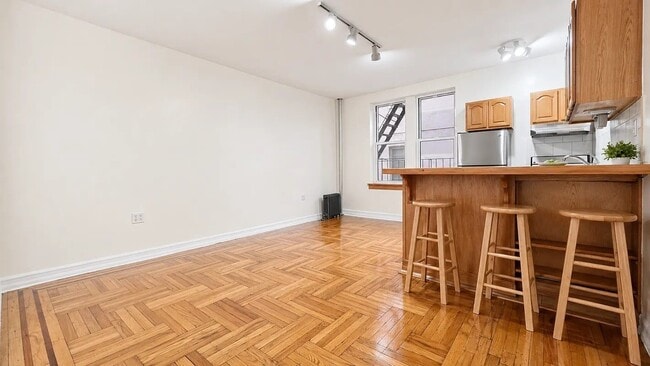 Building Photo - 707 W 171st St