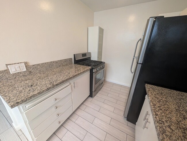 Foto del edificio - 4150 Hillcrest Dr