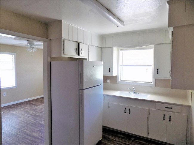 Building Photo - 618 N Vionett Ln