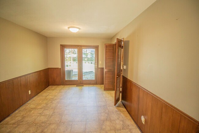 Building Photo - LARGE 4 BR HOME IN CONVENIENT LOCATION