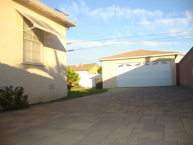 Building Photo - Refined Single-Family Residence in Desirable Bixby North
