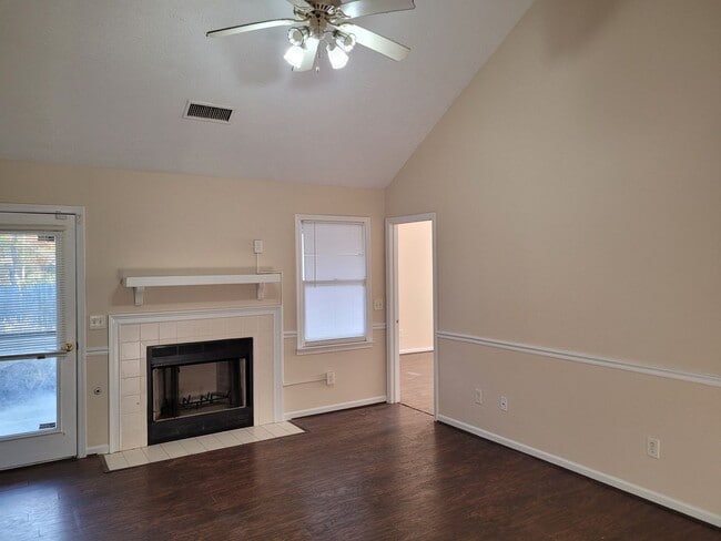 Foto del edificio - 4 bedroom 2 bath