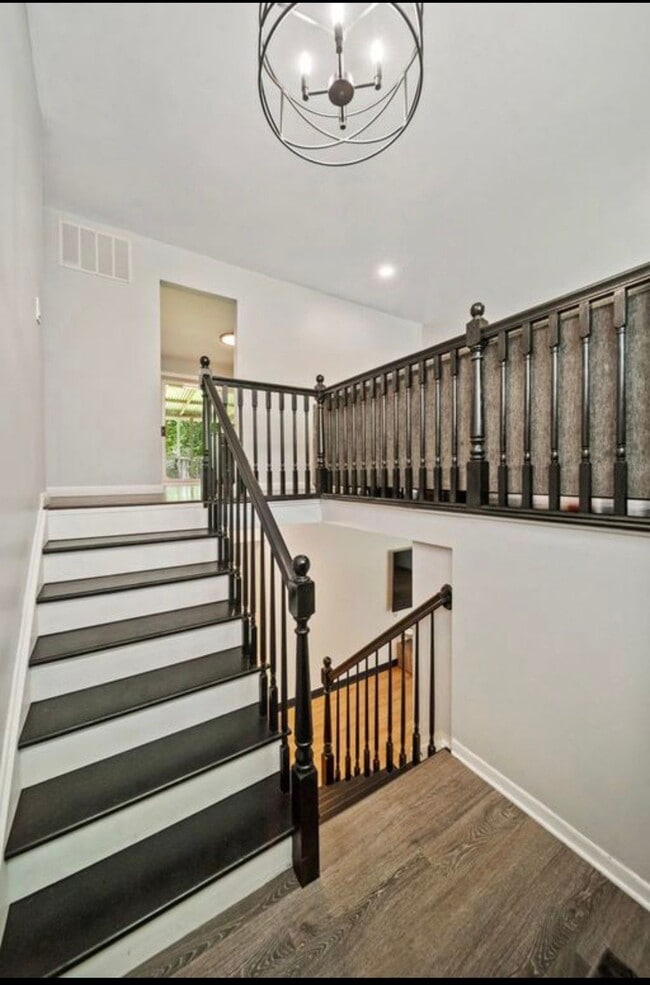 Building Photo - 2516 Jackson Dr
