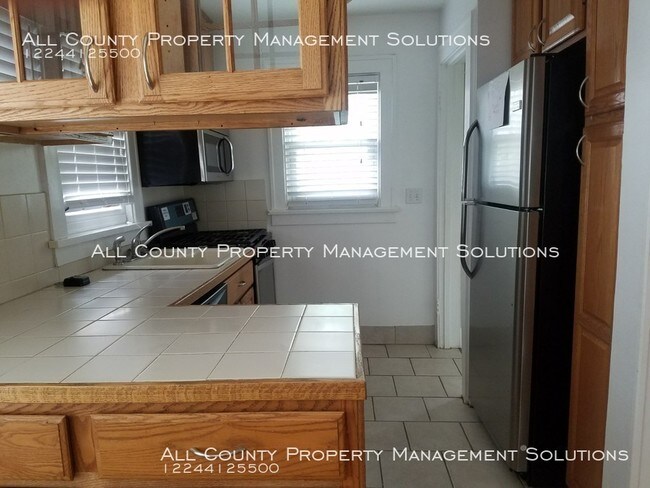 Building Photo - Deerfield home close to downtown and Metra