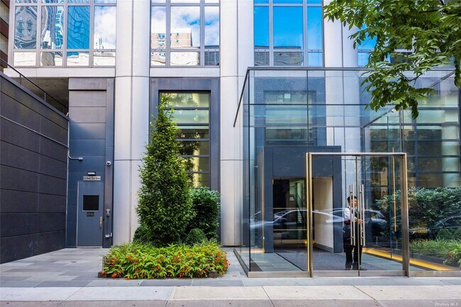 Foto del edificio - 310 W 52nd St