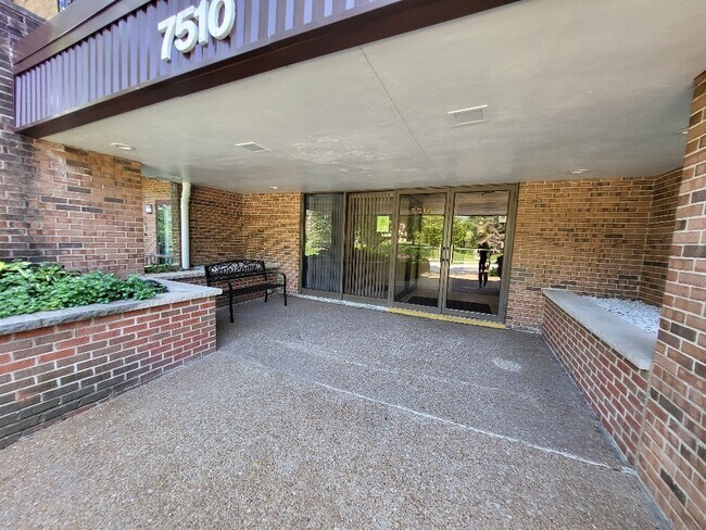 Foto del edificio - 7510 Farmingdale Dr