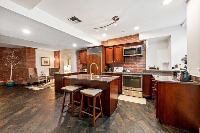Building Photo - 421 Marlborough St