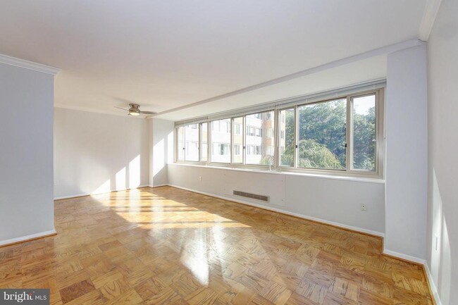 Foto del edificio - 4101 Cathedral Ave NW