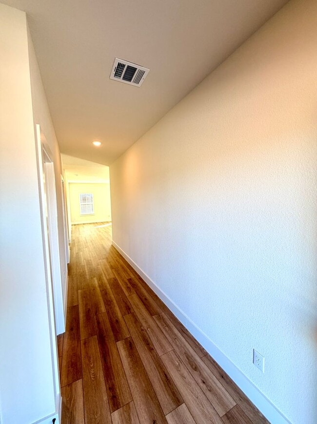 Building Photo - 2900 Woodbrook Dr