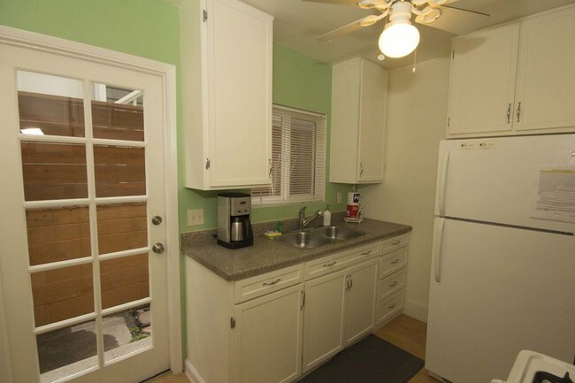 Foto del edificio - 3675-3679 Bayside Ln