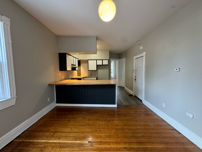 Unit Photo - 988 Clinton Ave S
