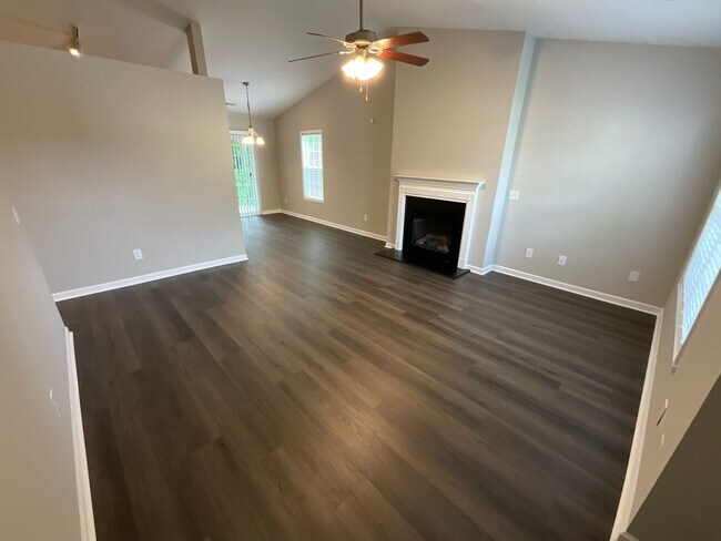 Foto del edificio - Charming One level 3/2 Home in Oakhurst in...