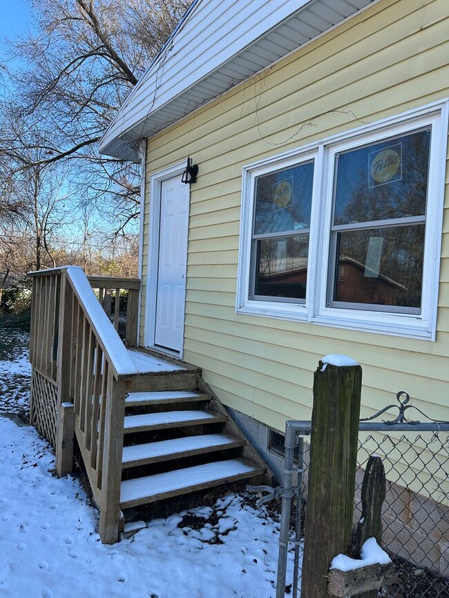 Building Photo - NEW REMODEL