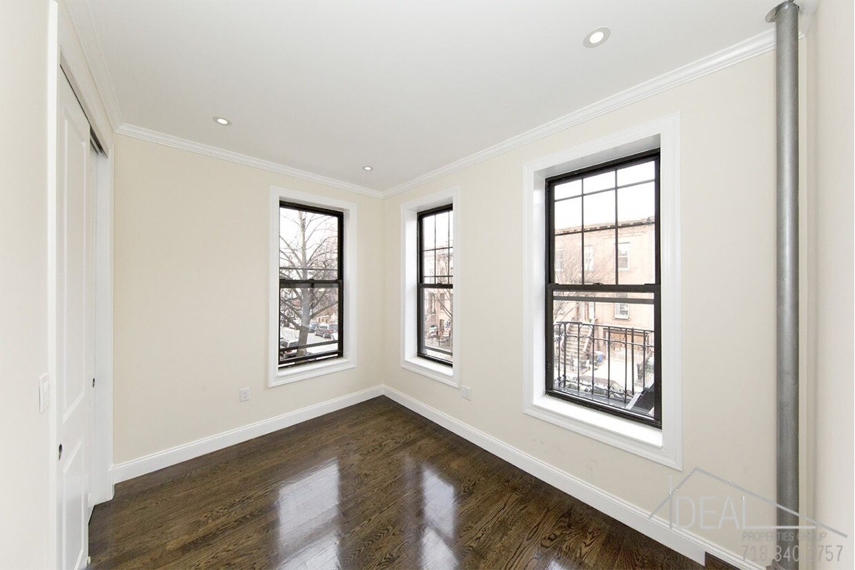 Primary Photo - 10 Stratford Rd