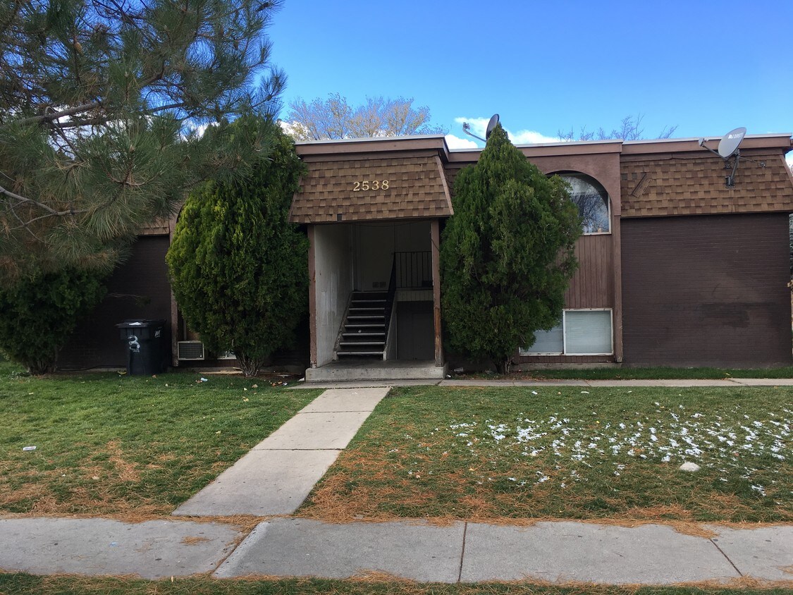 Primary Photo - 2538 S Lakecrest Dr