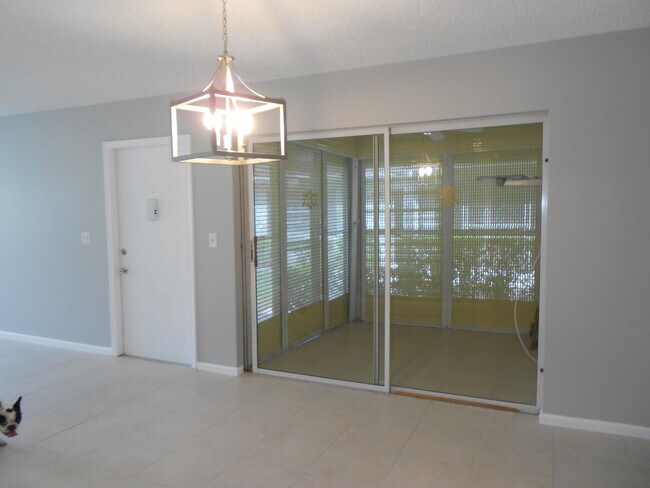 Building Photo - 10120 S 40th Dr