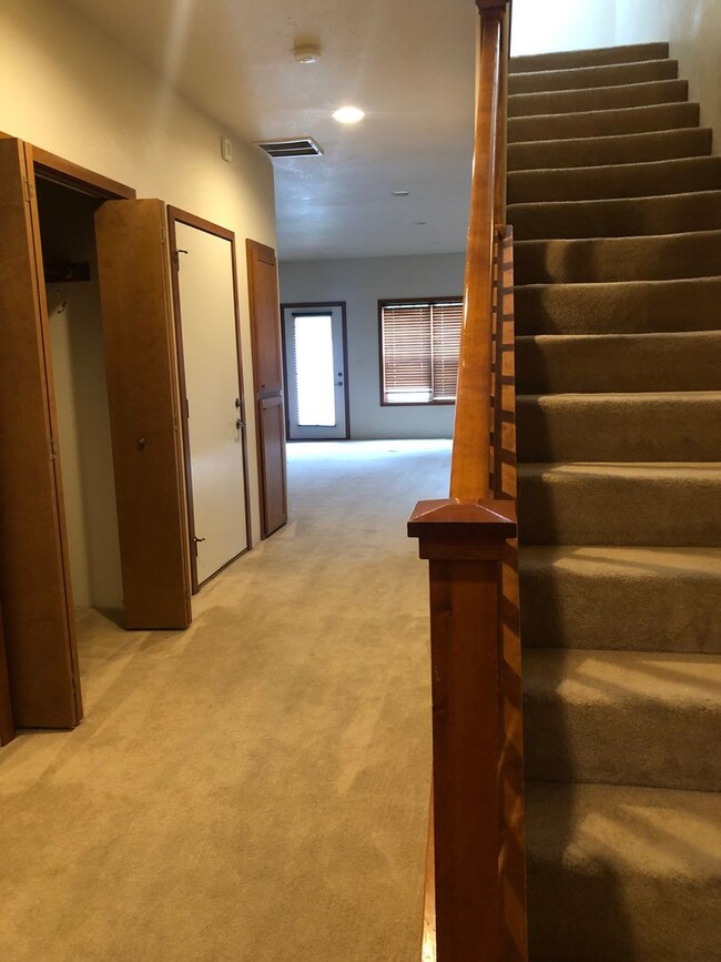 Building Photo - 3 Bedroom 2.5 Bathroom Townhouse