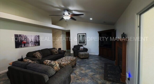 Foto del edificio - Coming Soon! Fully Furnished Home with Pool – Prime Location in Visalia, CA