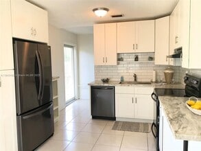 Building Photo - 10525 SW 77th Ct
