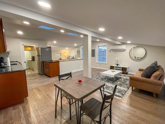 Building Photo - 335 John St