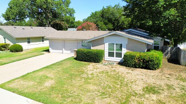 Foto del edificio - 4 bdrm, 2 bath - NEWLY Remodeled