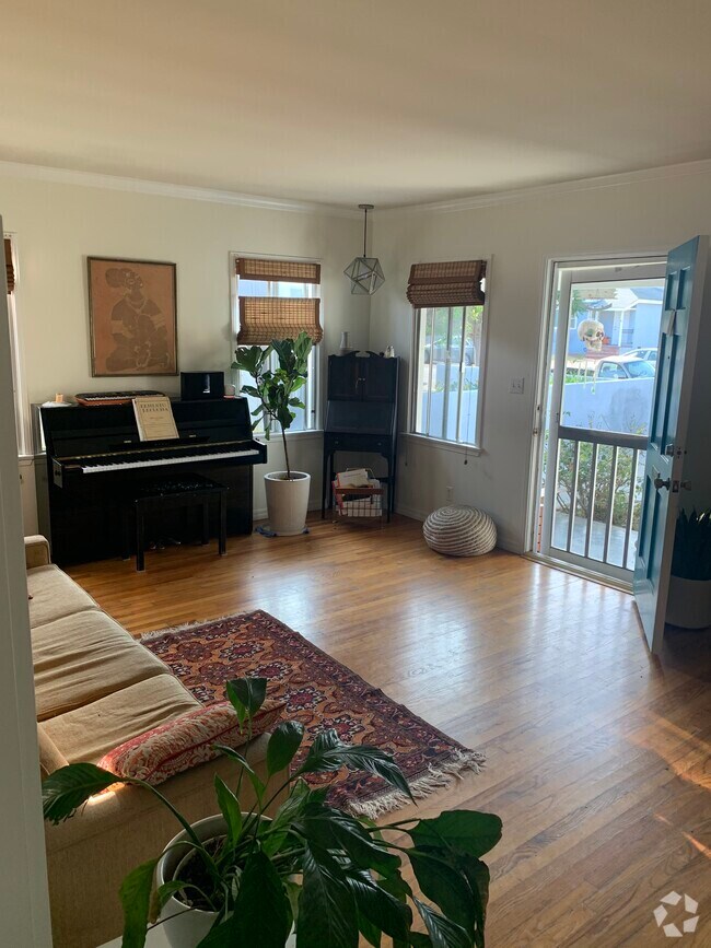 Sunset Park Apartments for Rent with a Dog Park Santa Monica, CA 1