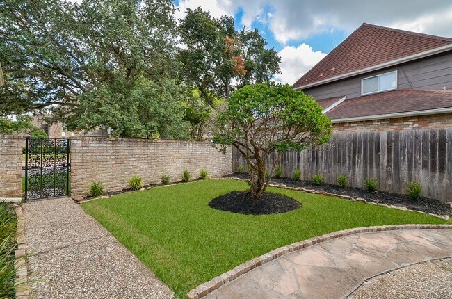 Foto del edificio - 15727 Walkwood Dr