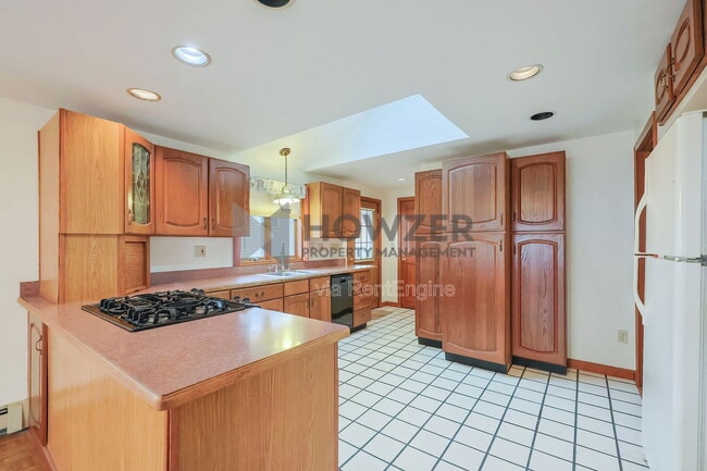 Building Photo - 35 Riverside Dr