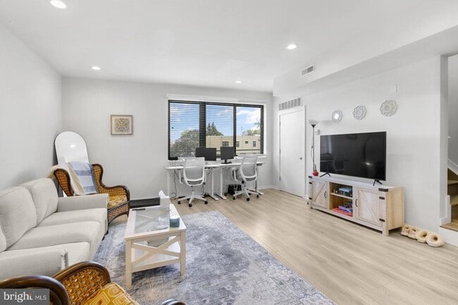 Building Photo - 385 Martin St