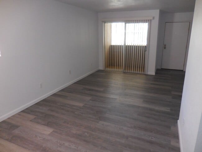 Building Photo - Beautifully Remodeled Corner Unit with Mou...