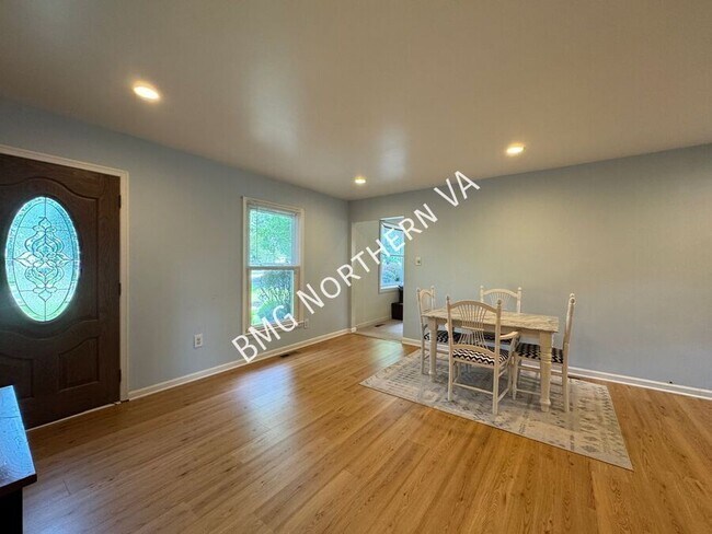 Foto del edificio - 8903 Tudor Ln