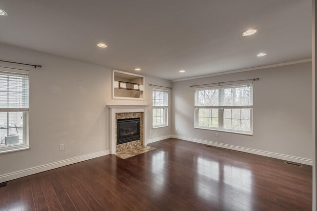 Building Photo - 324 Stratford Ln