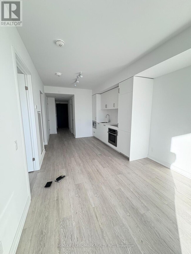 Building Photo - 88 Queen St W