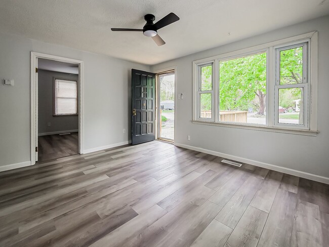 Building Photo - Welcome to this beautiful 2 bedroom, 1 bat...