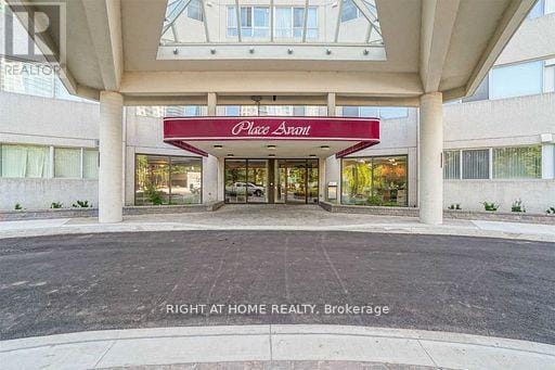 Building Photo - 3700 Kaneff Crescent