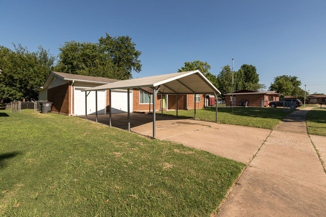 Building Photo - 4 Bed / 2 Bath in East Tulsa!