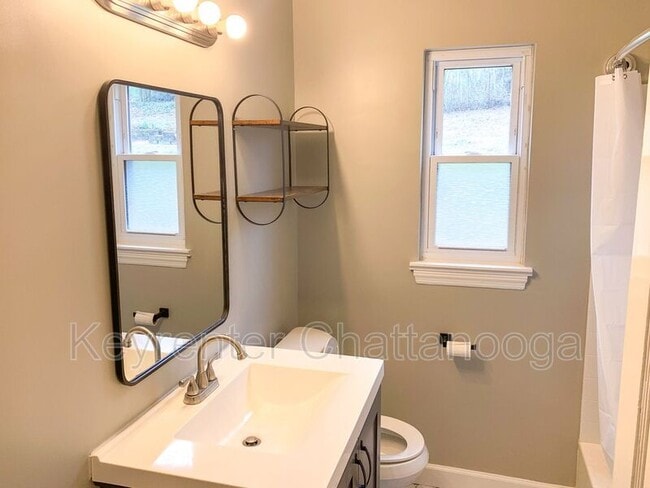 Building Photo - 1410 Elm St