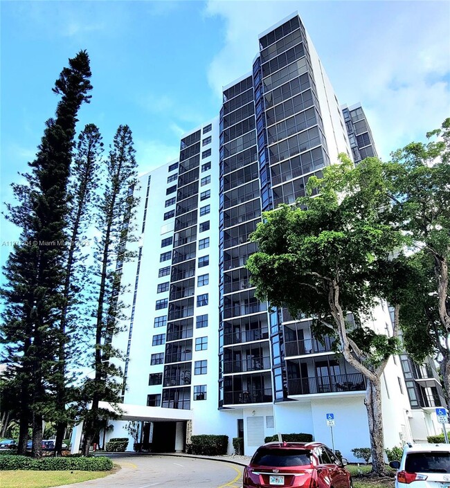 Foto del edificio - 20100 W Country Club Dr