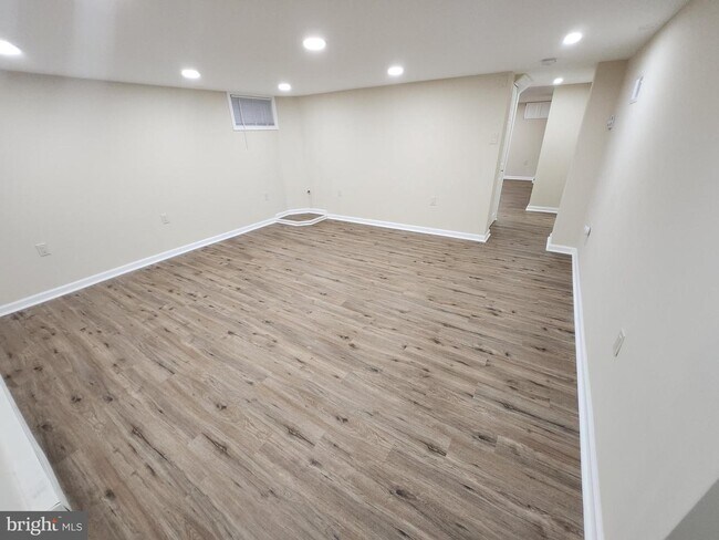 Foto del edificio - 70 W Butler Ave